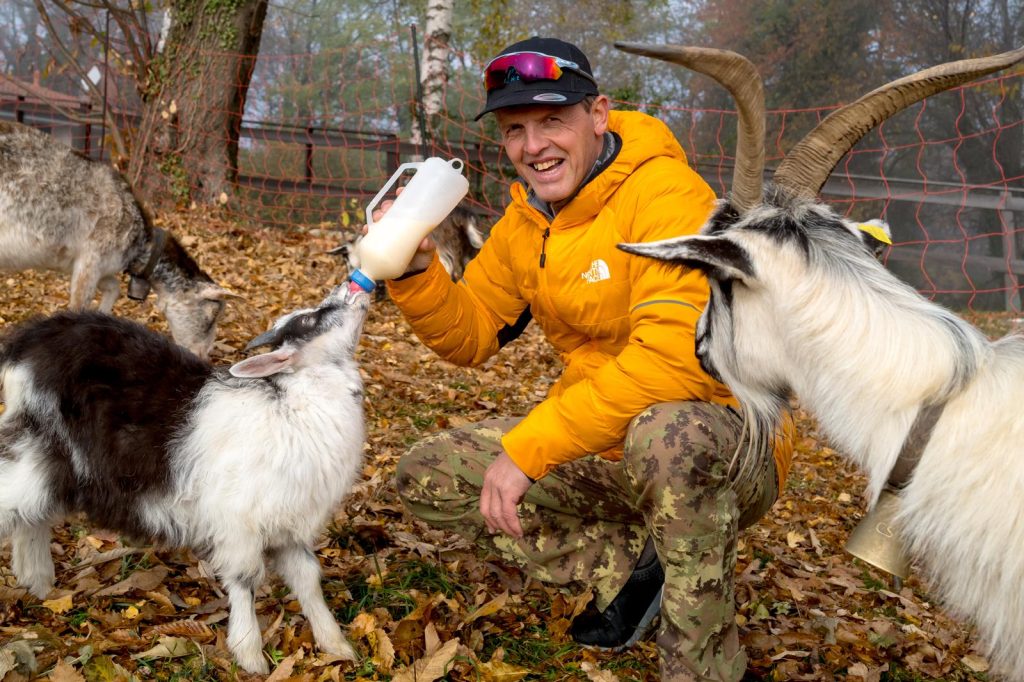 Simone Moro nella sua piccola fattoria. Foto archivio Simone Moro
