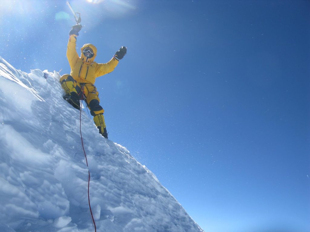 Simone Moro in cima al Manaslu, in inverno. Foto archivio Simone Moro