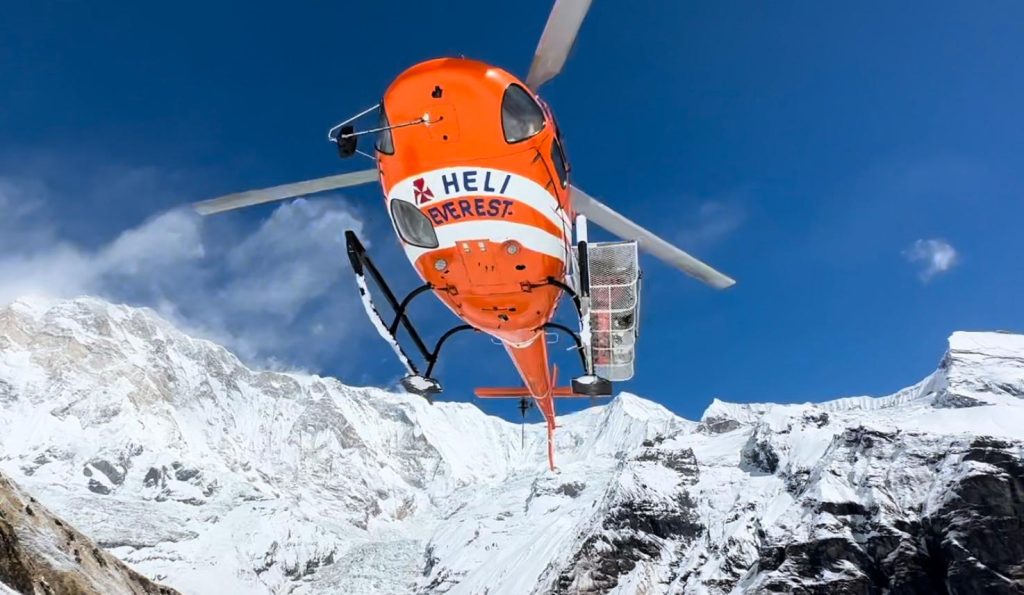 In elicottero, in Himalaya. Foto archivio Simone Moro