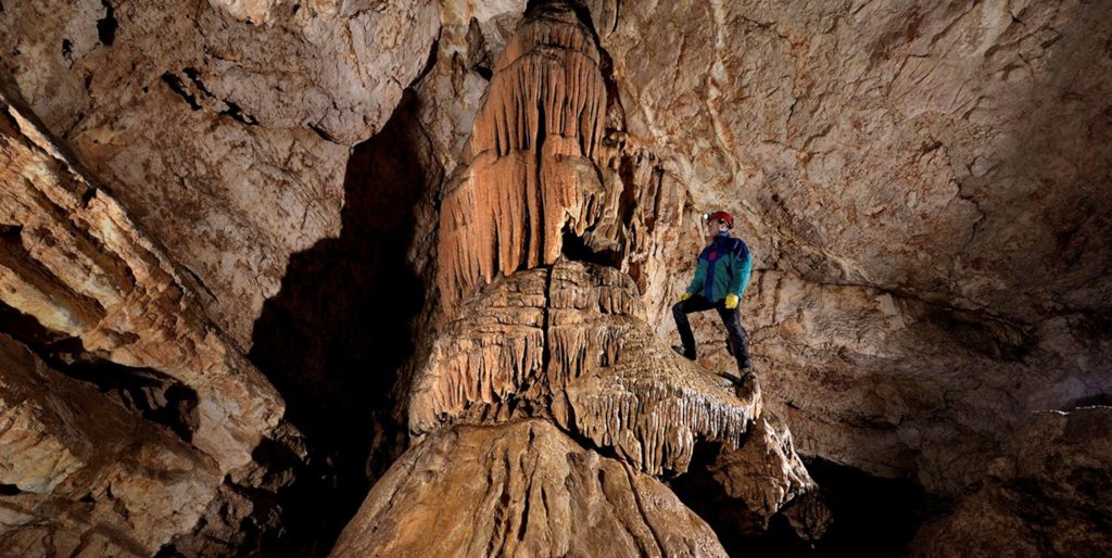 Raiёta, la grande stalattite della grotta delle Conturines. Foto Robbie Shone