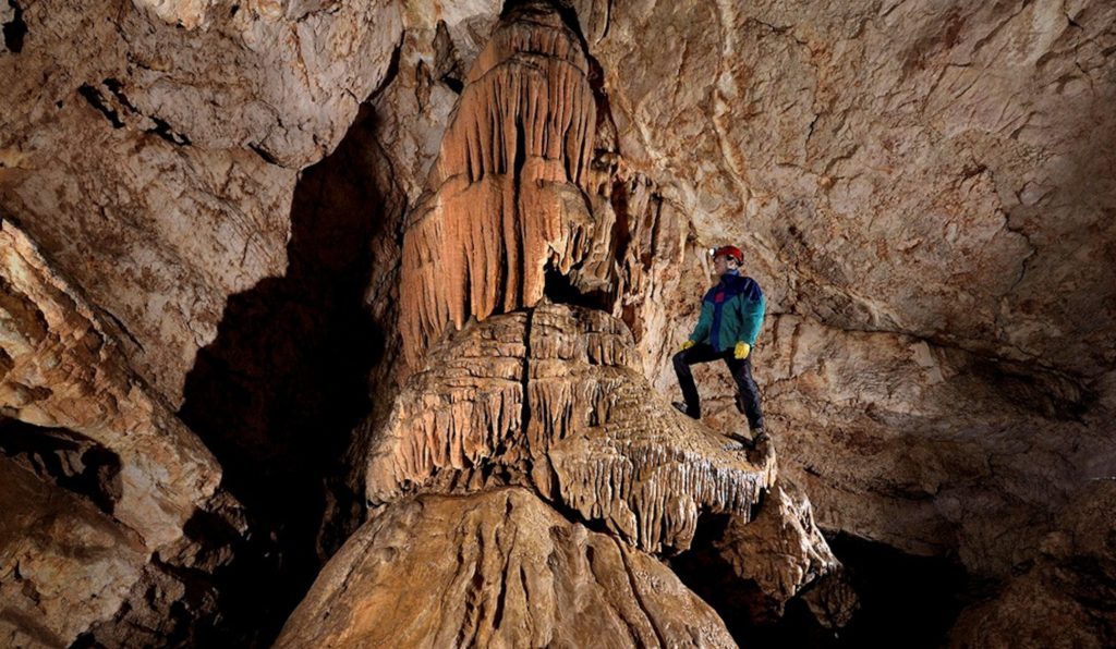 Raiёta, la grande stalattite della grotta delle Conturines. Foto Robbie Shone