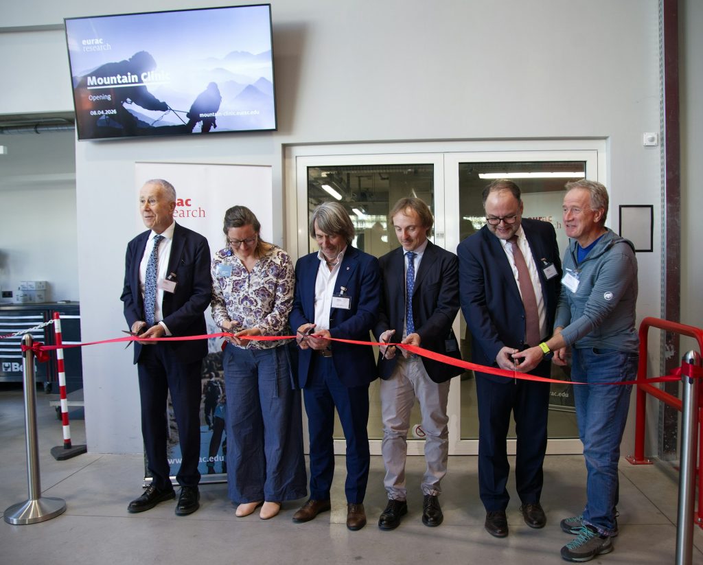 Da sinistra a destra: Roland Psenner (presidente di Eurac Research), Katharina Plenk (coordinatrice di Mountain Clinic), Hubert Messner (assessore provinciale alla prevenzione sanitaria e salute), Giacomo Strapazzon (direttore di Mountain Clinic), Christian Kofler (direttore generale dell’Azienda sanitaria dell’Alto Adige), Maurizio Lutzenberger (istruttore nazionale del soccorso alpino e delle guide alpine italiane).
Credit: Eurac Research | Marina Baldo