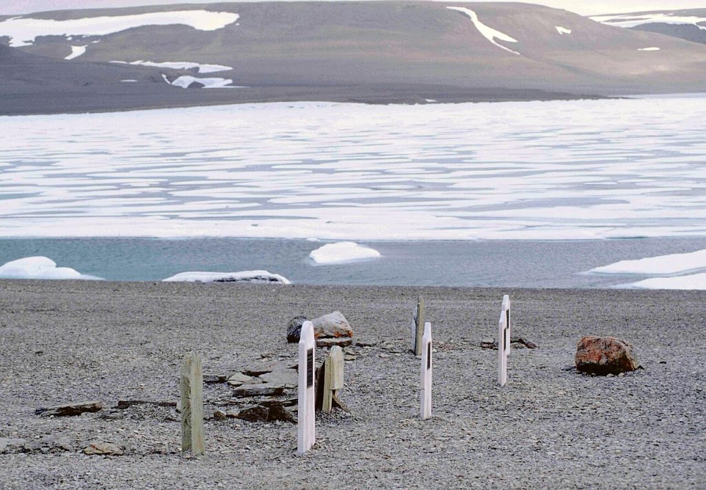 Alcune tombe della spedizione perduta su Beechey island - Foto Ansgar Walk - Wikimedia Commons, CC BY-SA 2.5