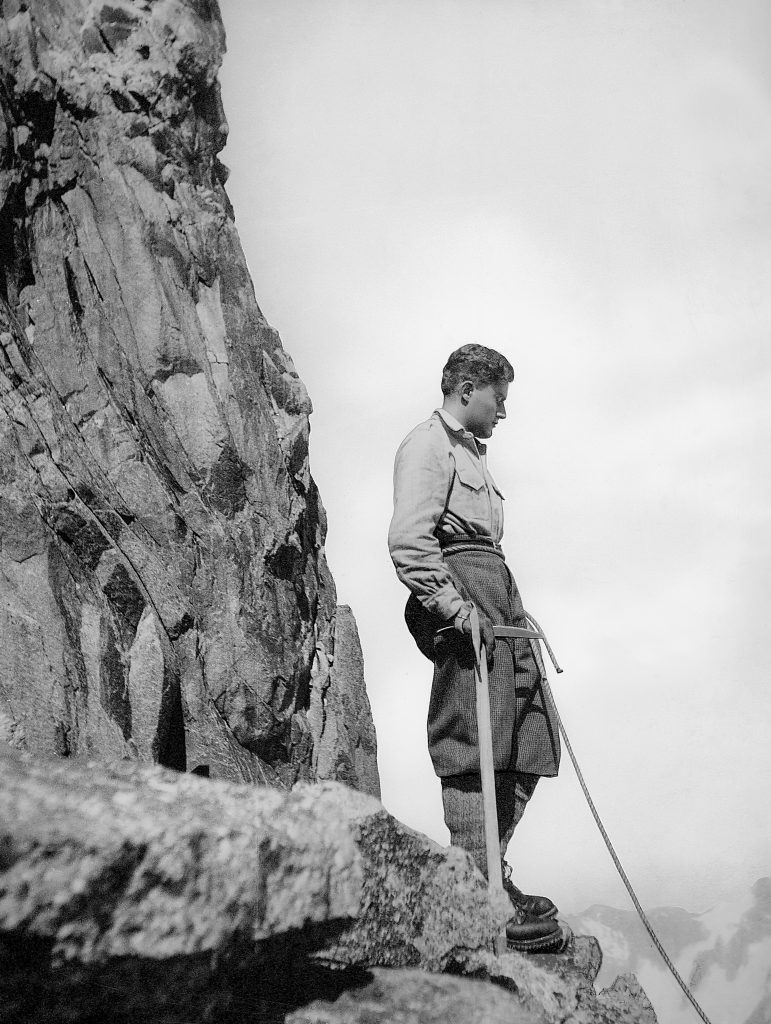 Gabriele Boccalatte al Mont Blanc du Tacul durante la prima ascensione del couloir du Diable, per la parete Sud-Est, con Guido Antoldi, Renato Chabod, Matteo Gallo e Piero Ghiglione, 30-31 agosto 1930.
Centro Documentazione Museo Nazionale della Montagna – CAI Torino.