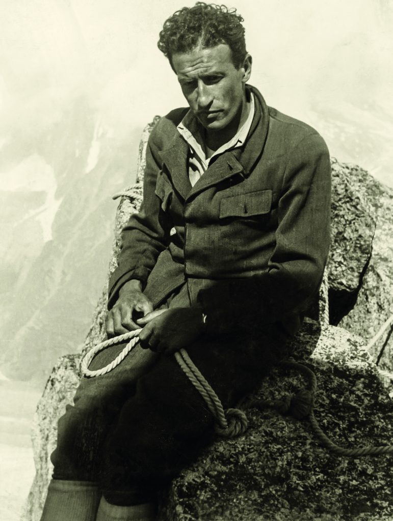 Giusto Gervasutti in cima alla Dent du Requin, sul Monte Bianco, durante la salita della via Dibona con variante finale, 1939. Foto di Ettore Giraudo.
Centro Documentazione Museo Nazionale della Montagna – CAI Torino.