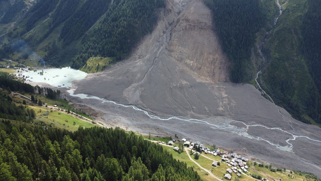 Blatten dopo il crollo - Foto Beat Ruest - Wikimedia Commons, CC BY 4.0