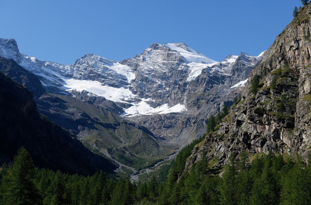 Gran Paradiso dalla Valnontey - Foto Marie-Lan Taÿ Pamart - Wikimedia Commons,  CC BY 4.0