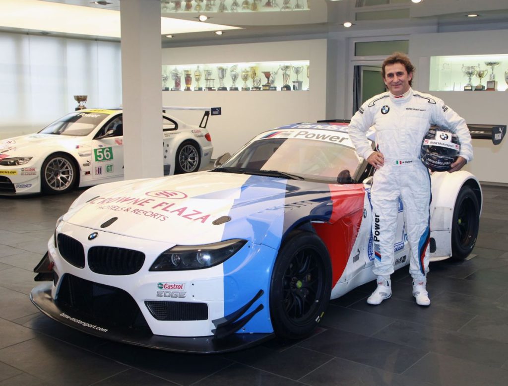 Alex Zanardi, qualche anno dopo l'amputazione, con la sua macchina. Foto Facebook Alex Zanardi