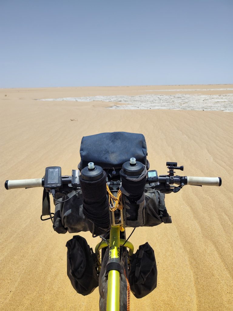In bici nel deserto. Foto Lorenzo Barone