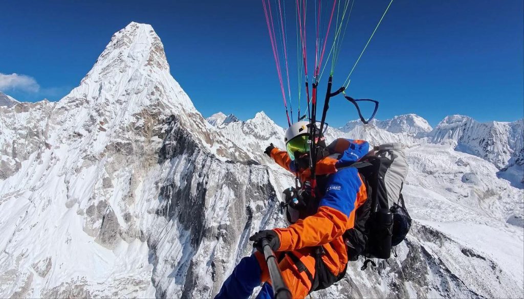 Zhang Jing in volo, sullo sfondo l'Ama Dablam