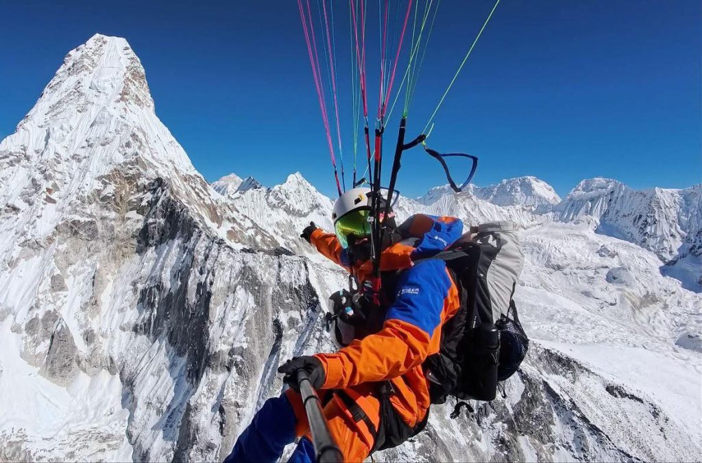 Zhang Jing in volo, sullo sfondo l'Ama Dablam
