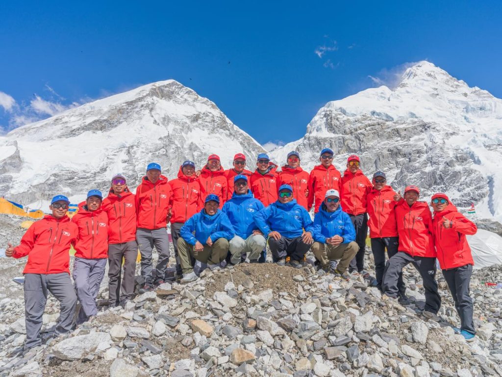ll team di Mingma G. al campo base dell'Everest.