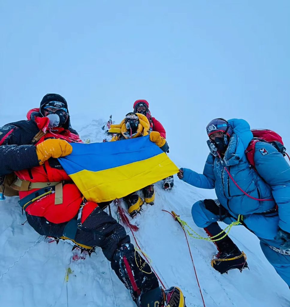 La coppia ucraina in vetta. Foto Instagram 14 Peaks Expedition