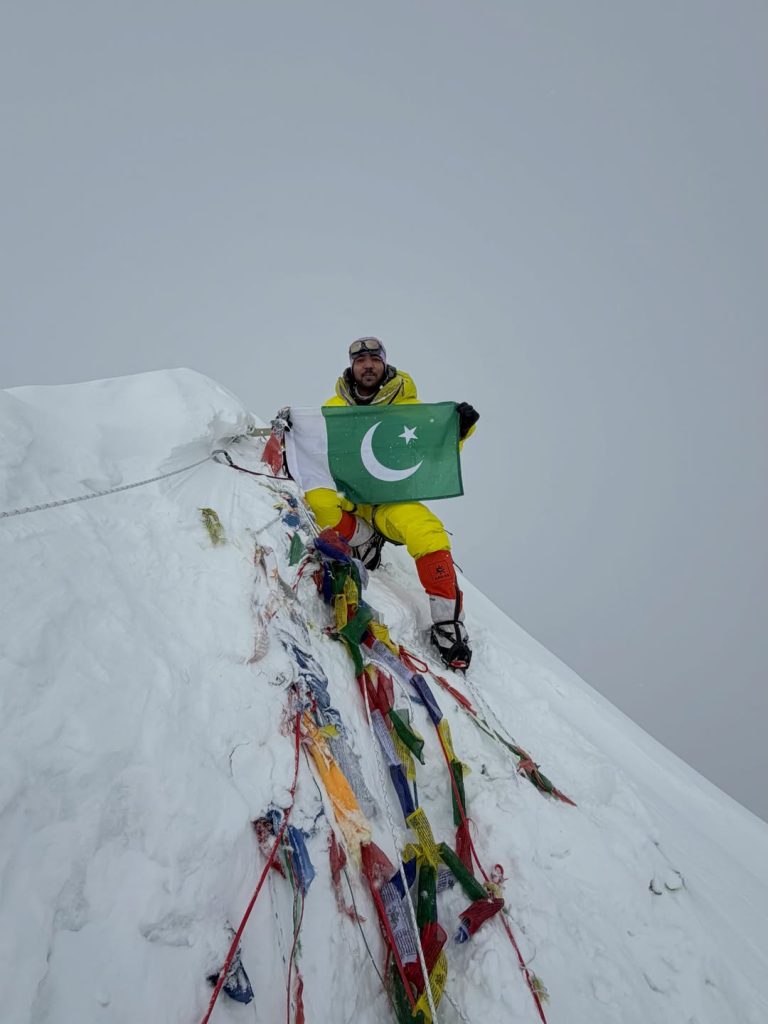 Sajid Sadpara in vetta al Makalu. Foto Instagram Sajid Sadpara