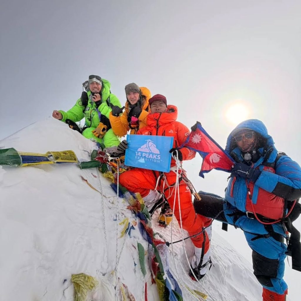 Ultimi arrivi in vetta al Makalu. Foto 14 Peaks Expedition