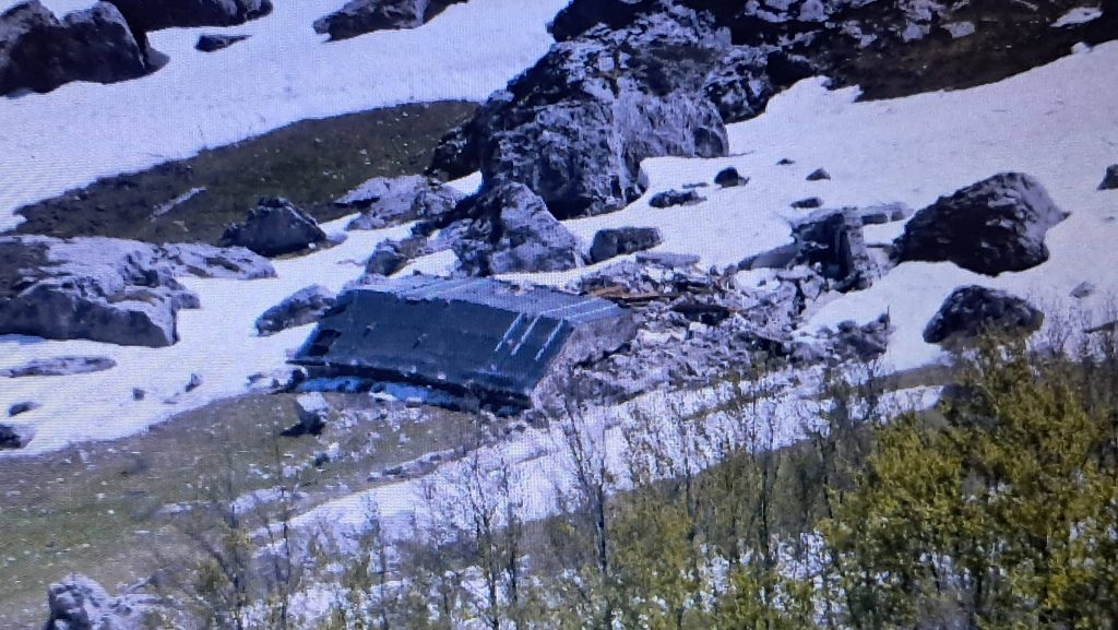 Il Rifugio Del Monte distrutto da una valanga - Foto Davide Peluzzi