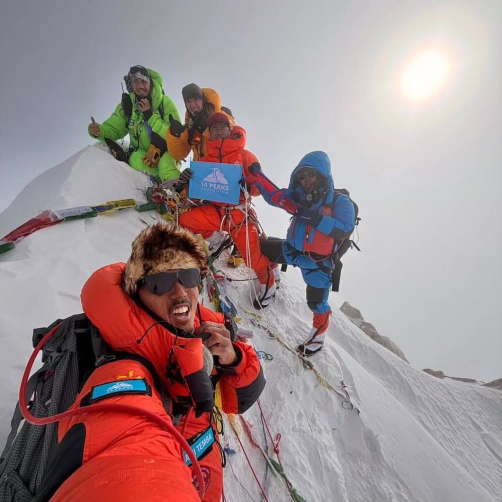 Ultimi arrivi in vetta al Makalu. Foto 14 Peaks Expedition
