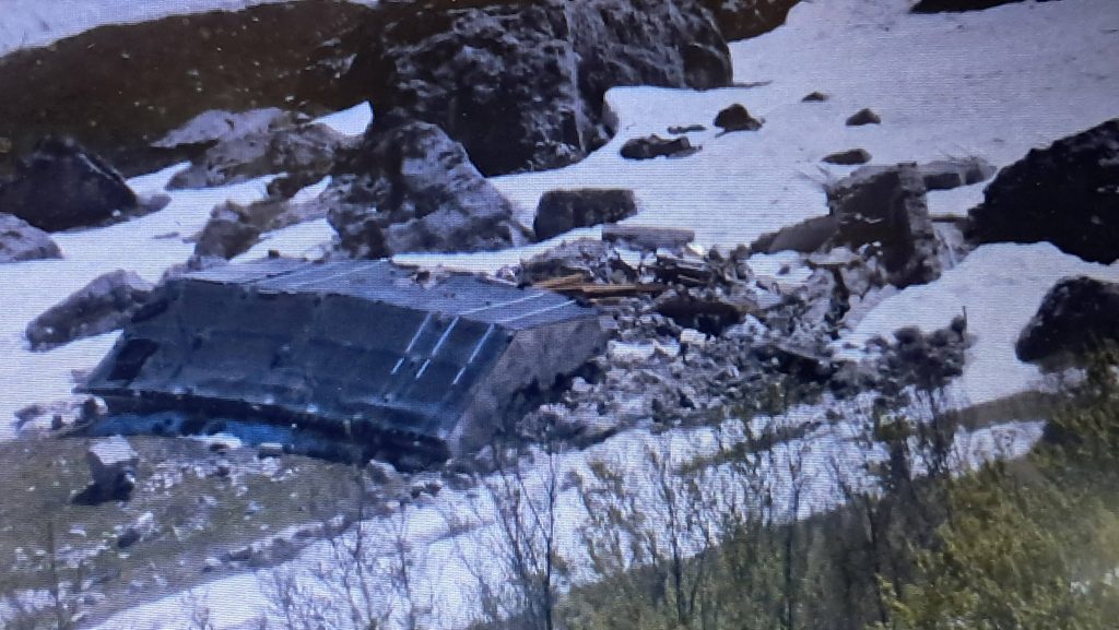 Il Rifugio Del Monte distrutto da una valanga - Foto Davide Peluzzi