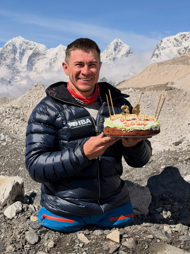 Rustam Nabiev festeggia il suo compleanno al campo base dell