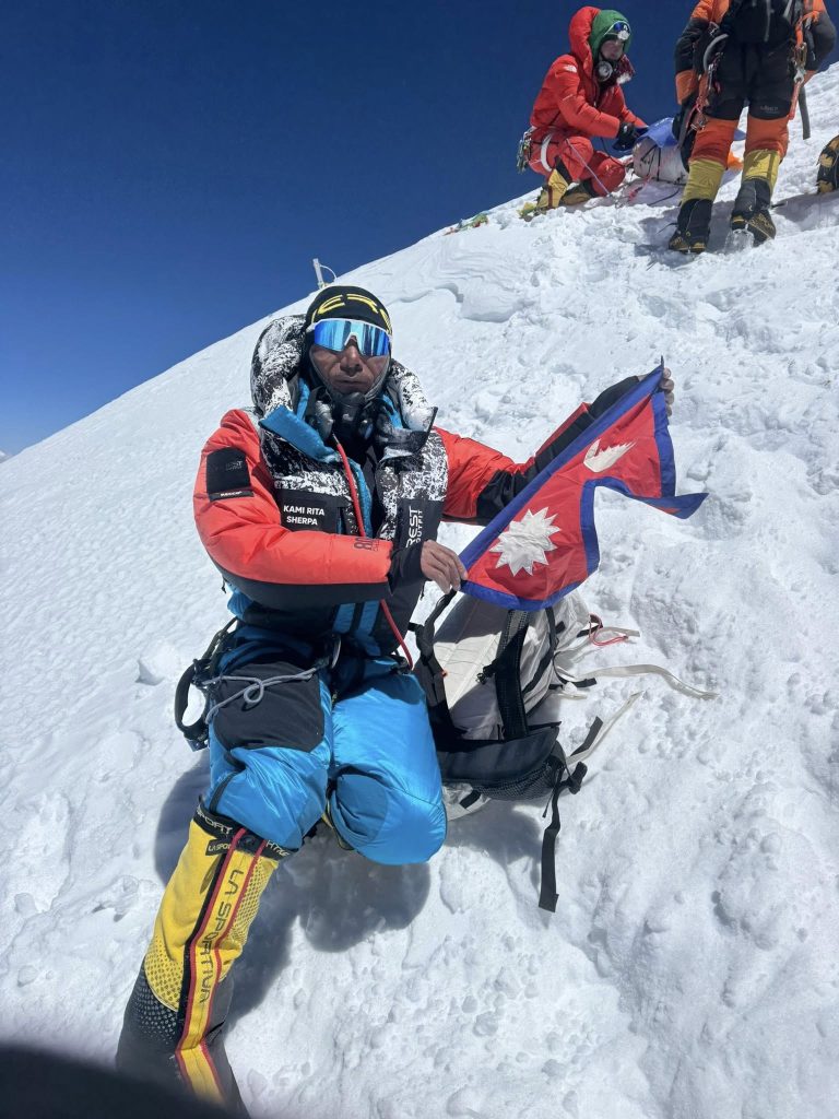 Kami Rita Sherpa in vetta all