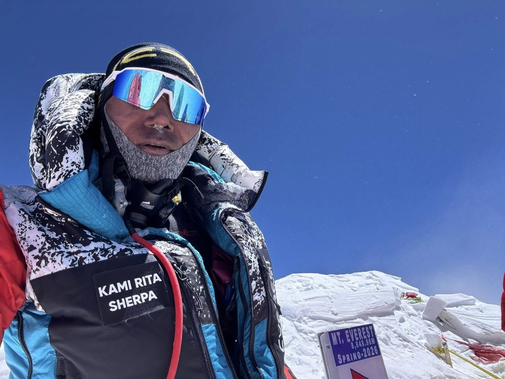 Kami Rita Sherpa in vetta all'Everest per la 32esima volta