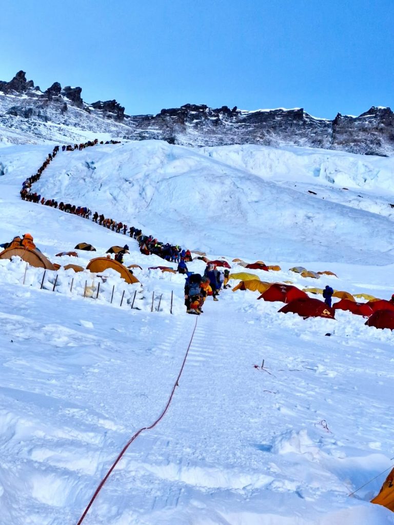 Alpinisti in salita verso i campi alti dell