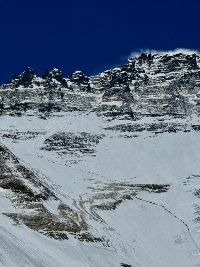 Una lunga fila di alpinisti in salita verso i campi alti. Foto Instagram Dawa Sherpa