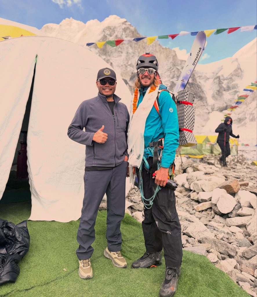 Bartek Ziemski e Dawa Sherpa al campo base dopo aver completato la discesa con gli dell'Everest. Foto Instagram Dawa Sherpa