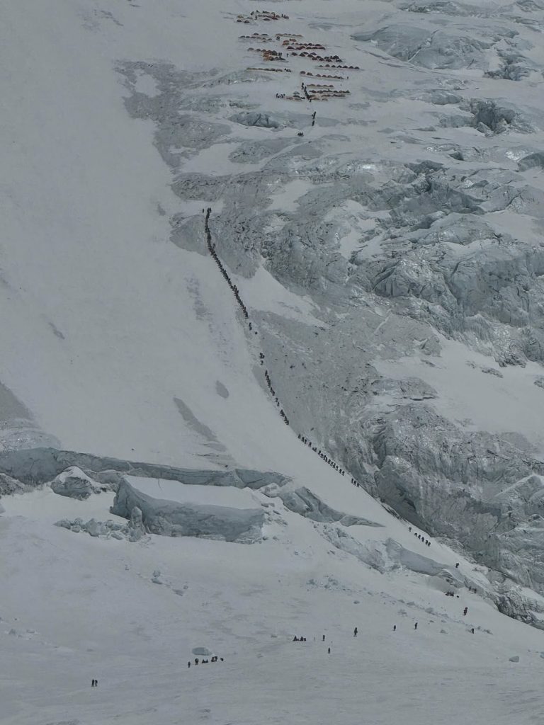 Alpinisti in salita verso i campi alti dell