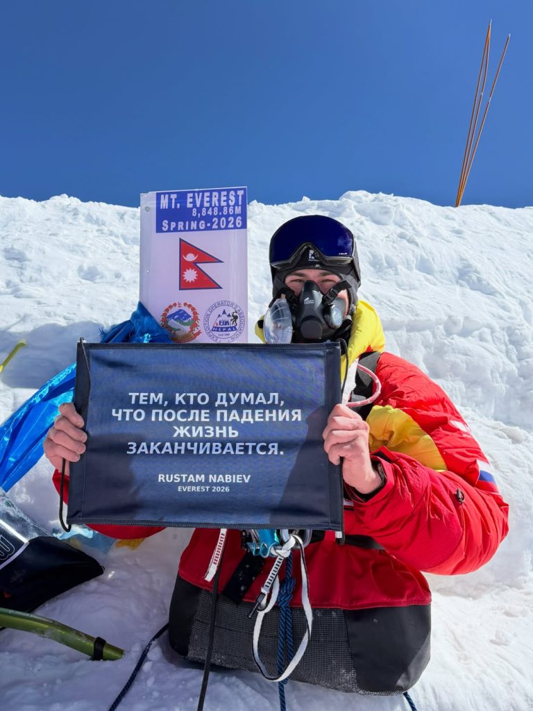 Rustam Nabiev in cima all'Everest