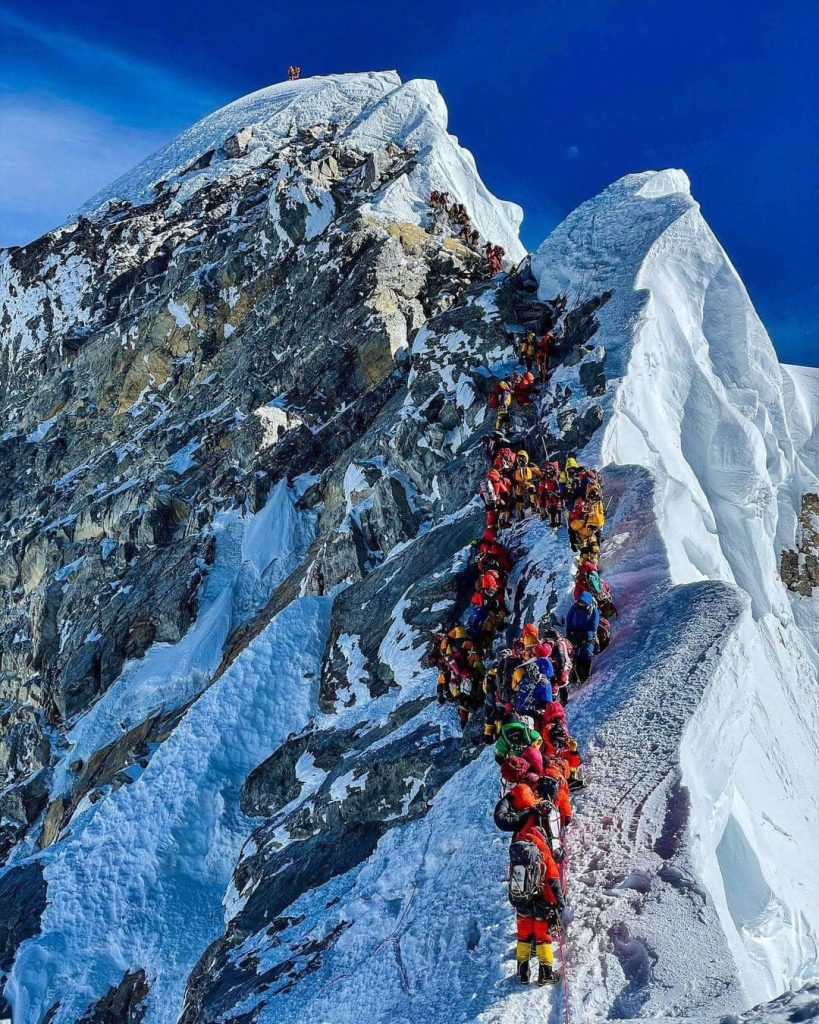 Alpinisti in coda nel tratto dell'Hillary Step, ultima difficoltà prima della vetta dell'Evrest