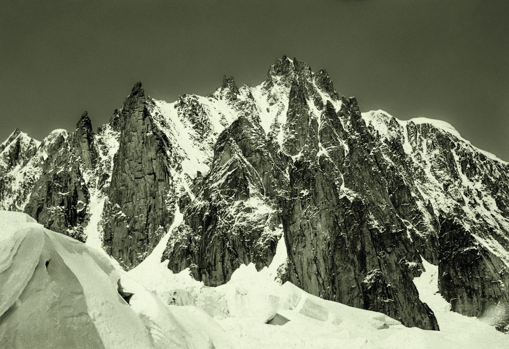 Mont Blanc du Tacul, 1925. In primo piano il Pic Adolphe Rey, salito da Gabriele Boccalatte e Giusto Gervasutti, con Renato Chabod e Nini Pietrasanta nel 1935.
Dall’album 1919-1930, Archivio Famiglia Boccalatte.