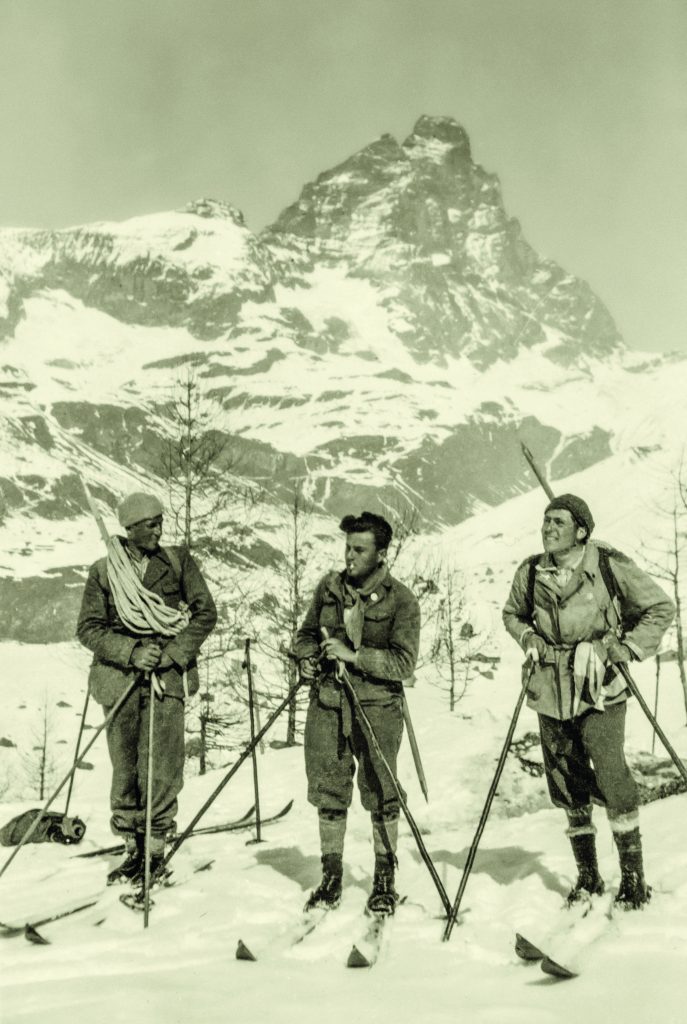 Giusto Gervasutti, Gabriele Boccalatte e Guido De Rege di Donato di fronte al Cervino, 25 febbraio 1932. Al ritorno dalla salita invernale per la cresta di Furggen, fino agli strapiombi, poi cresta dell’Hornli, 23-24 febbraio.
Centro Documentazione Museo Nazionale della Montagna – CAI Torino.