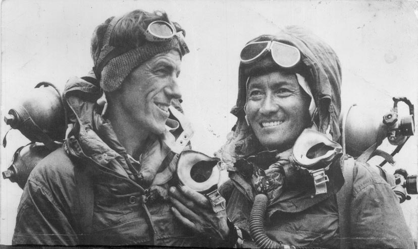 Edmund Hillary e Tenzing Norgay dopo la conquista dell'Everest - Foto Jamling Tenzing Norgay - Wikimedia Commons, CC BY-SA 3.0