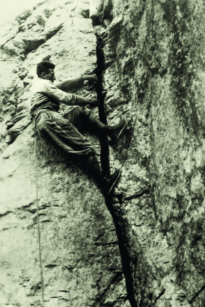 Giusto Gervasutti in arrampicata in dülfer sulla Parete dei Militi, in Valle Stretta, con pedule dalla suola in feltro, 1941-1942.
Centro Documentazione Museo Nazionale della Montagna – CAI Torino.