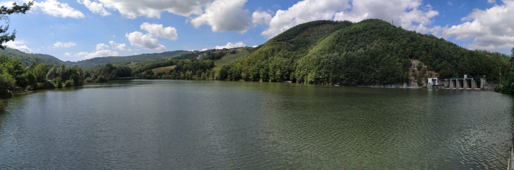 Vista panoramica sul Lago di Santa Maria. Foto Wikimedia Commons