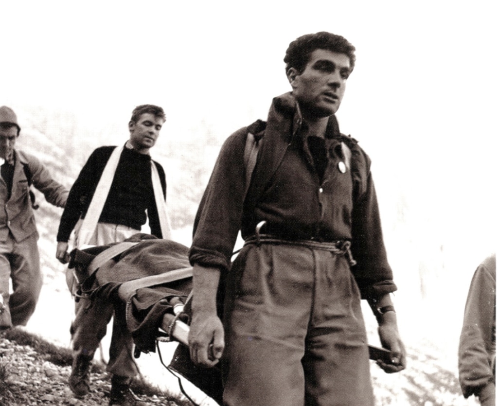 Cesare Maestri con Mario Cristofolini prestando soccorso, scendendo a valle. Dolomiti - Foto Unknown author - Mountcity.it - Wikimedia Commons, Public Domain