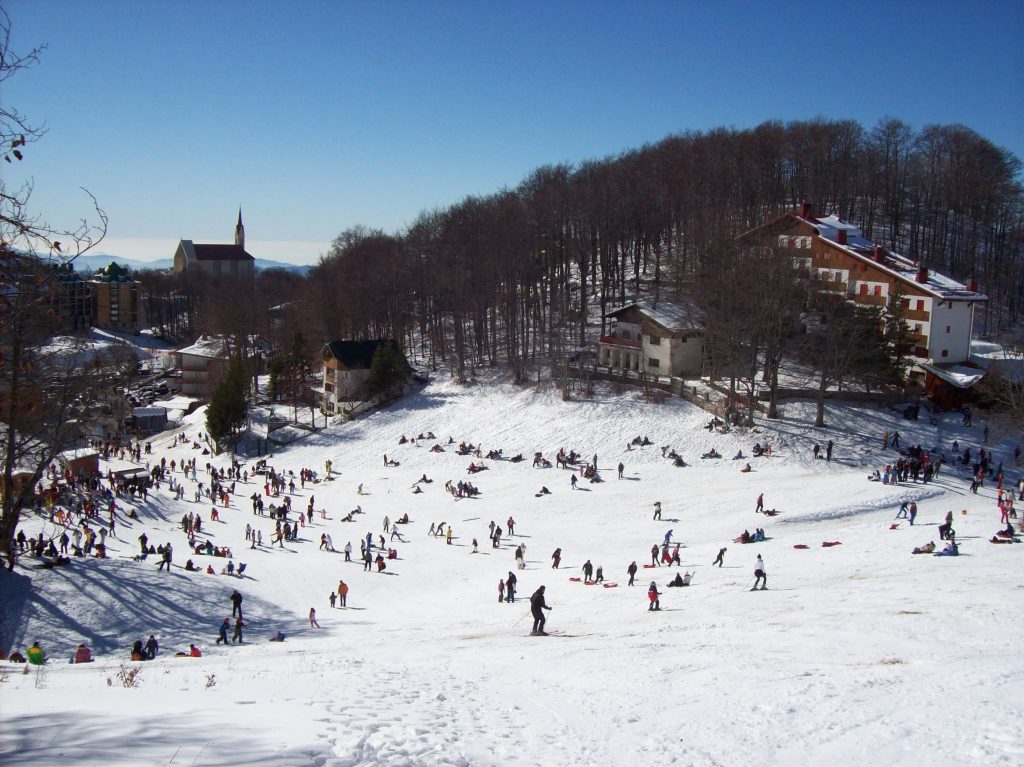 Sciatori sulle piste del Terminillo. Foto Wikimedia Commons