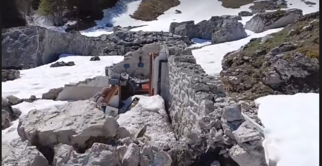 Il Rifugio Del Monte distrutto da una valanga - Foto Davide Peluzzi