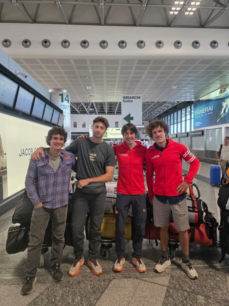 I 4 alpinisti in aeroporto, pronti a partire per la spedizione.
Da sinistra: Luca Ducoli, Mirco Grasso, Matteo Della Bordella e Giacomo Mauri