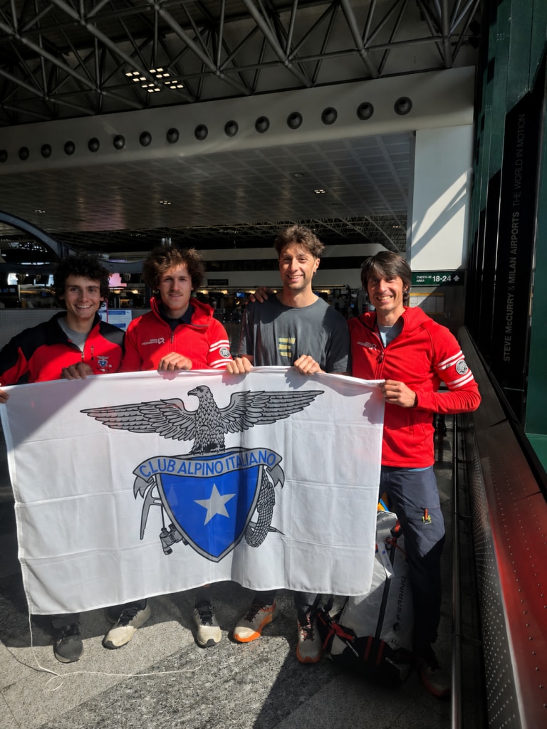 I 4 alpinisti in aeroporto, pronti a partire per la spedizione.
Da sinistra: Luca Ducoli, Giacomo Mauri, Mirco Grasso, Matteo Della Bordella