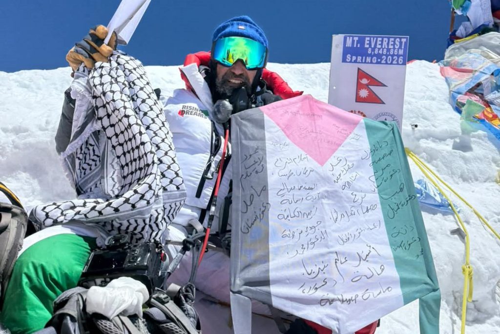 L'aquilone realizzato con la bandiera di Gaza in cima all'Everest. Foto Facebook Leonardo Avezzano