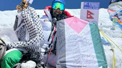 L'aquilone realizzato con la bandiera di Gaza in cima all'Everest. Foto Facebook Leonardo Avezzano