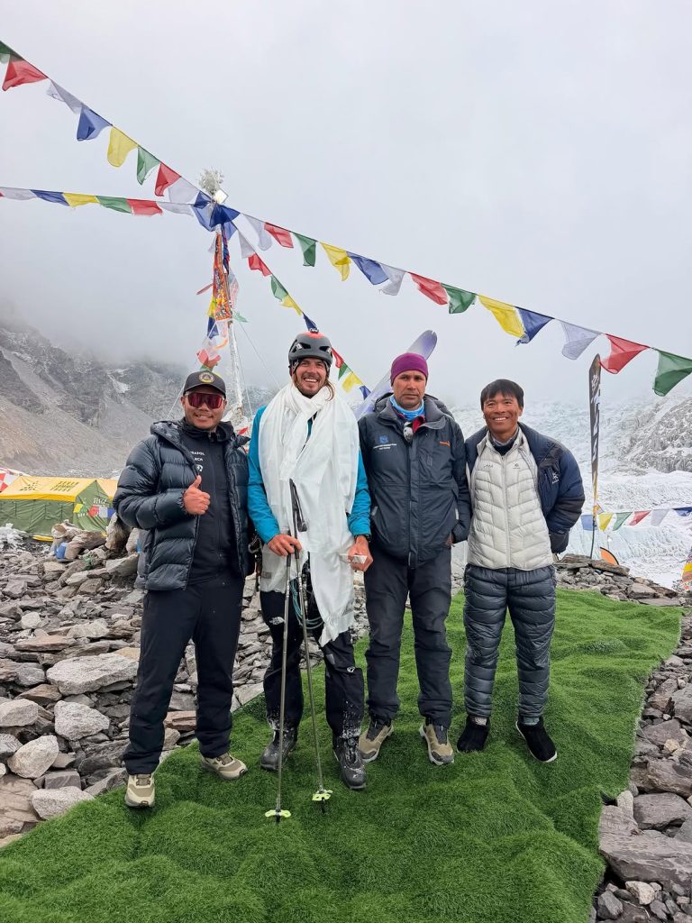 Bartek Ziemski al campo base dell'Everest dopo aver completato la discesa con gli sci del Lhotse. Foto Dawa Sherpa.
