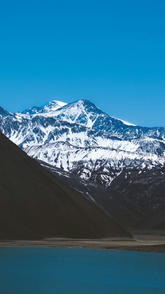 Embalse el Yeso, Cajón del Maipo, Chile. Foto di Guzman Barquin @Unsplash
