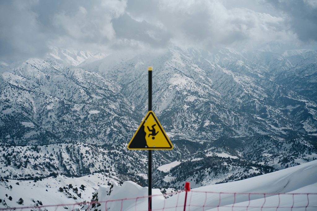Pericolo incidenti. Foto Javokhir T - Unsplash