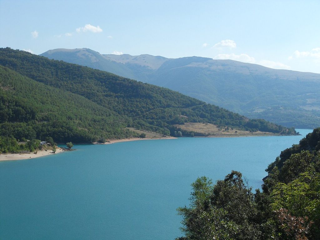 Lago di Fiastra - Foto Marcosibillini97 - Wikimedia Commons, CC BY-SA 3.0