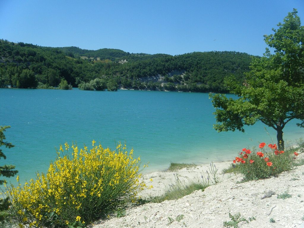 Lago di Fiastra - Foto Liverottis - photograph taken while touring, CC BY-SA 3.0, https://commons.wikimedia.org/w/index.php?curid=20082669Liverottis - photograph taken while touring - Wikimedia Commons, CC BY-SA 3.0