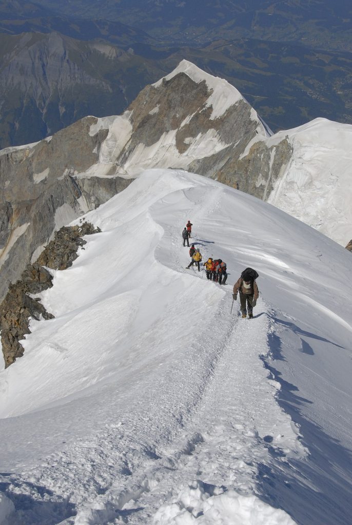 Alpinisti verso la vetta del Bianco - Foto Radu Vatcu - Wikimedia Commons, CC BY-SA 3.0