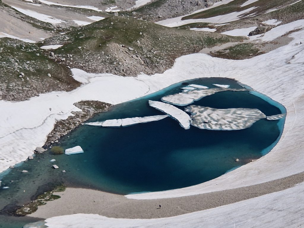 Una persona nei pressi del lago, un comportamento da evitare - Lago di Pilato, giugno 2026 - Foto Tatiana Marras